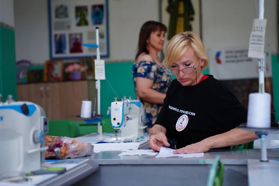 Лучшие швеи Запорожской области за работой: идёт практическая часть Лучшие швеи Запорожской области за работой: идёт практическая часть