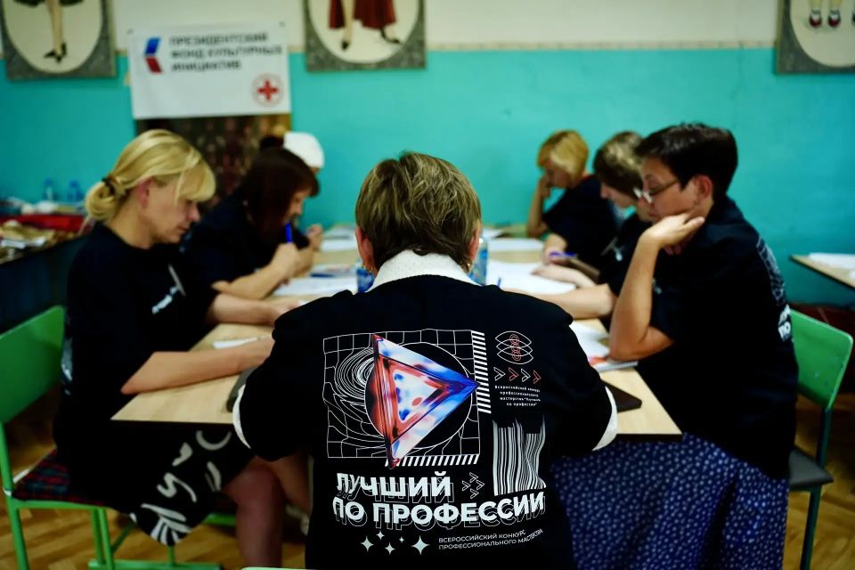 Швеи переходят к практическим заданиям Швеи переходят к практическим заданиям