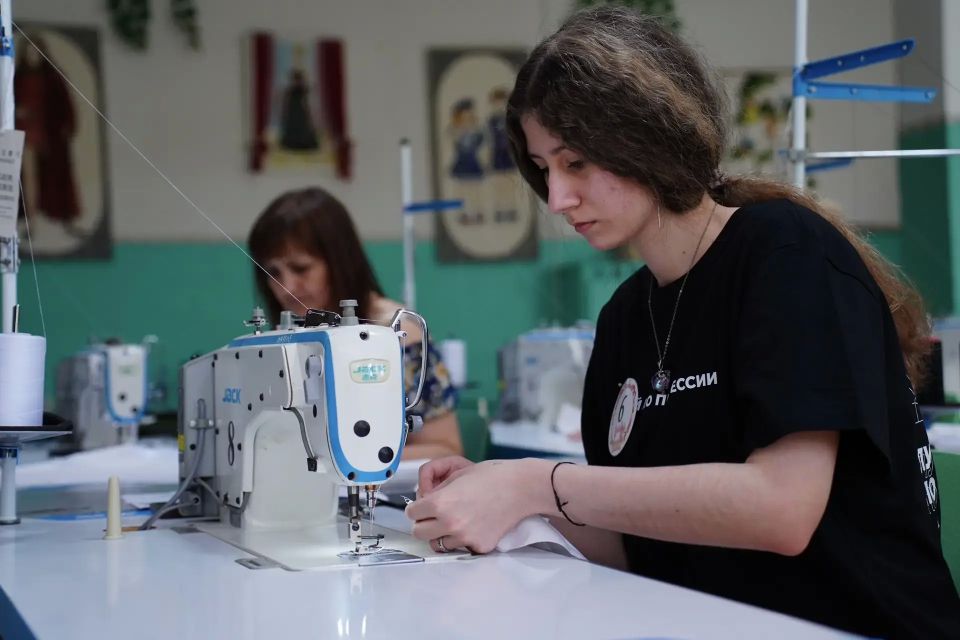Лучшие швеи Запорожской области за работой: идёт практическая часть Лучшие швеи Запорожской области за работой: идёт практическая часть