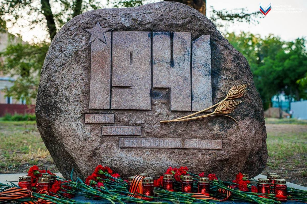 В Мелитополе возложили цветы к монументу «1941. Июнь. Рассвет. Без объявления войны…» в память о миллионах советских солдат В Мелитополе возложили цветы к монументу «1941. Июнь. Рассвет. Без объявления войны…» в память о миллионах советских солдат