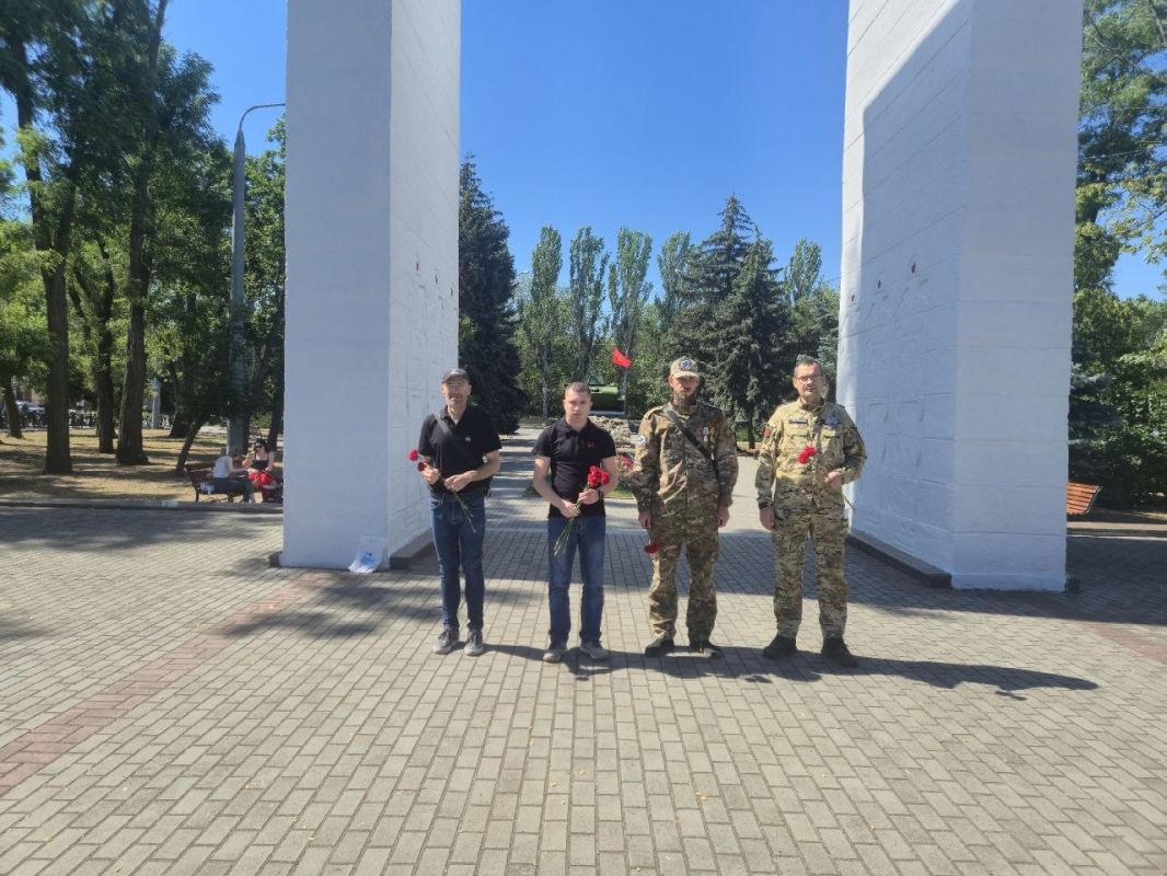 Члены Ассоциации ветеранов СВО Запорожской области на Братском кладбище в г. Мелитополь почтили память бойцов Великой Отечественной войны Члены Ассоциации ветеранов СВО Запорожской области на Братском кладбище в г. Мелитополь почтили память бойцов Великой Отечественной войны