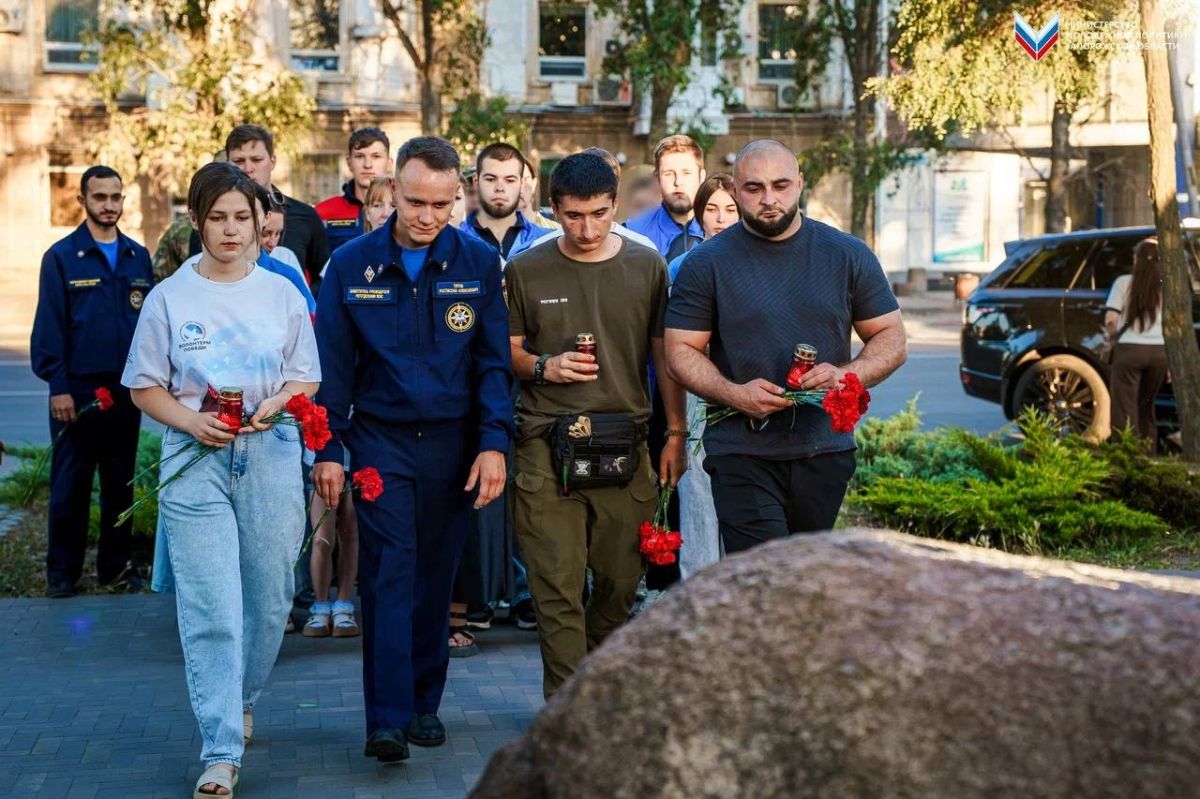 В Мелитополе возложили цветы к монументу «1941. Июнь. Рассвет. Без объявления войны…» в память о миллионах советских солдат В Мелитополе возложили цветы к монументу «1941. Июнь. Рассвет. Без объявления войны…» в память о миллионах советских солдат