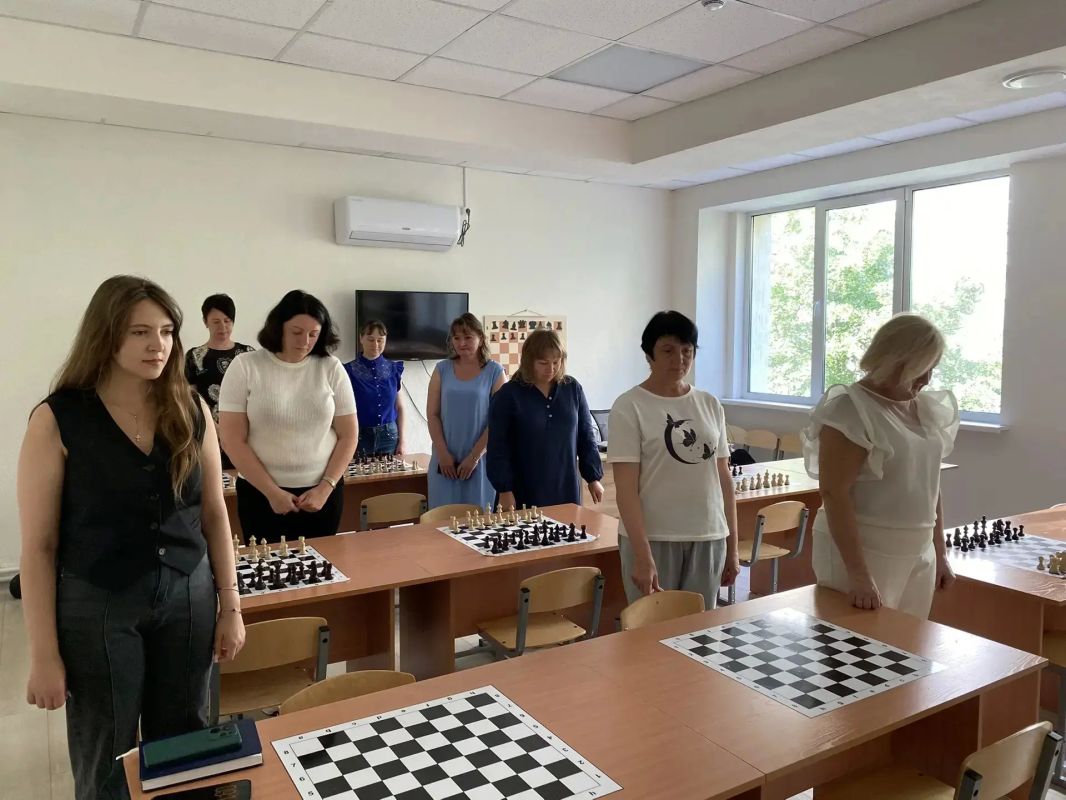Сотрудники управления культуры, спорта и молодежной политики, а так же учреждения культуры и спорта городского округа Мелитополь приняли участие в акции "Минута молчания" Сотрудники управления культуры, спорта и молодежной политики, а так же учреждения культуры и спорта городского округа Мелитополь приняли участие в акции "Минута молчания"