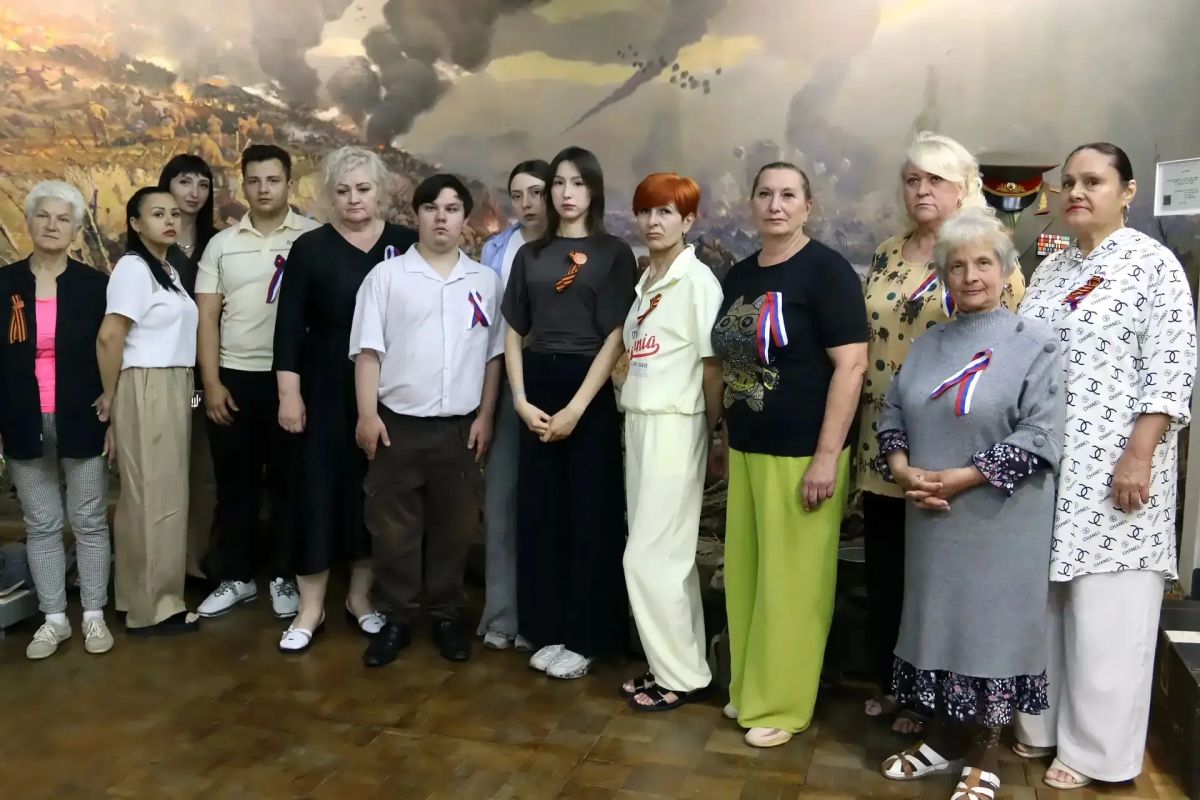 Сотрудники управления культуры, спорта и молодежной политики, а так же учреждения культуры и спорта городского округа Мелитополь приняли участие в акции "Минута молчания" Сотрудники управления культуры, спорта и молодежной политики, а так же учреждения культуры и спорта городского округа Мелитополь приняли участие в акции "Минута молчания"