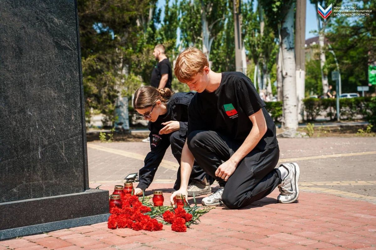 В Мелитополе прошла церемония возложения цветов к бюсту Павла Анатольевича Судоплатова В Мелитополе прошла церемония возложения цветов к бюсту Павла Анатольевича Судоплатова
