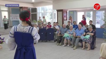 В Мелитопольском областном центре искусств и народного творчества состоялся концерт, посвящённый Дню семьи, любви и верности