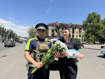 Сотрудники Госавтоинспекции Запорожской области провели праздничную акцию, приуроченную ко Дню семьи, любви и верности