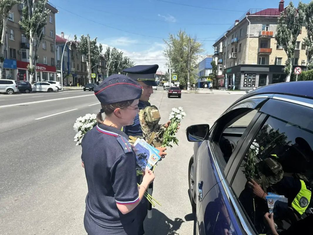 Сотрудники Госавтоинспекции Запорожской области провели праздничную акцию, приуроченную ко Дню семьи, любви и верности Сотрудники Госавтоинспекции Запорожской области провели праздничную акцию, приуроченную ко Дню семьи, любви и верности