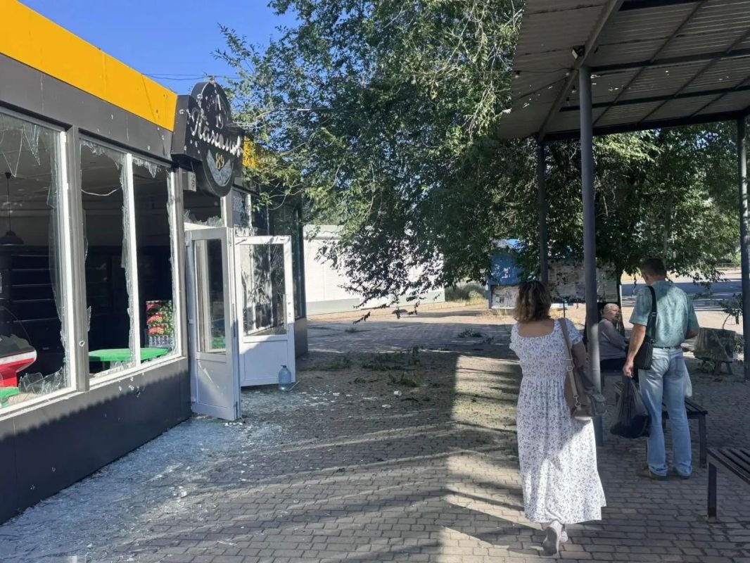 Трагедия в Энергодаре.. В 06:40 враг нанес циничный удар БПЛА по автобусной остановке на улице Комсомольской. В результате погибла женщина 1971 года рождения. Выражаю глубочайшие соболезнования её родным и близким. Разделяю... Трагедия в Энергодаре.. В 06:40 враг нанес циничный удар БПЛА по автобусной остановке на улице Комсомольской. В результате погибла женщина 1971 года рождения. Выражаю глубочайшие соболезнования её родным и близким. Разделяю...