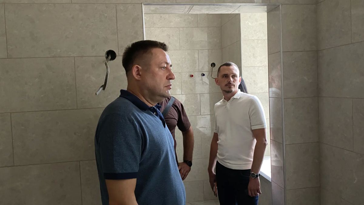 Проверил, как продвигается капитальный ремонт школы № 25 в Мелитополе Проверил, как продвигается капитальный ремонт школы № 25 в Мелитополе