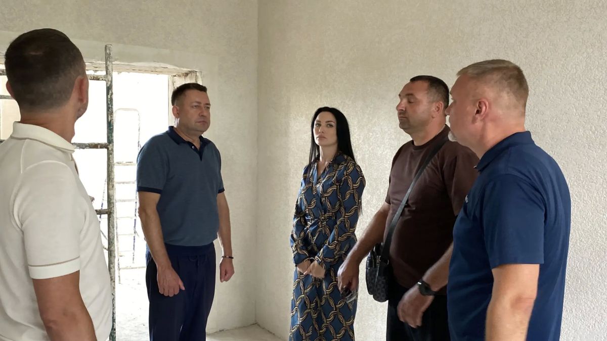 Проверил, как продвигается капитальный ремонт школы № 25 в Мелитополе Проверил, как продвигается капитальный ремонт школы № 25 в Мелитополе