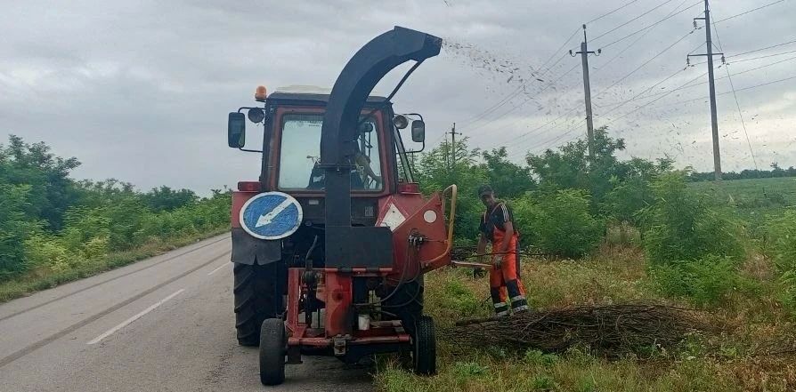 Срезка кустарника, подлеска и скашивание травы — работы продолжаются на ключевых направлениях региона Срезка кустарника, подлеска и скашивание травы — работы продолжаются на ключевых направлениях региона
