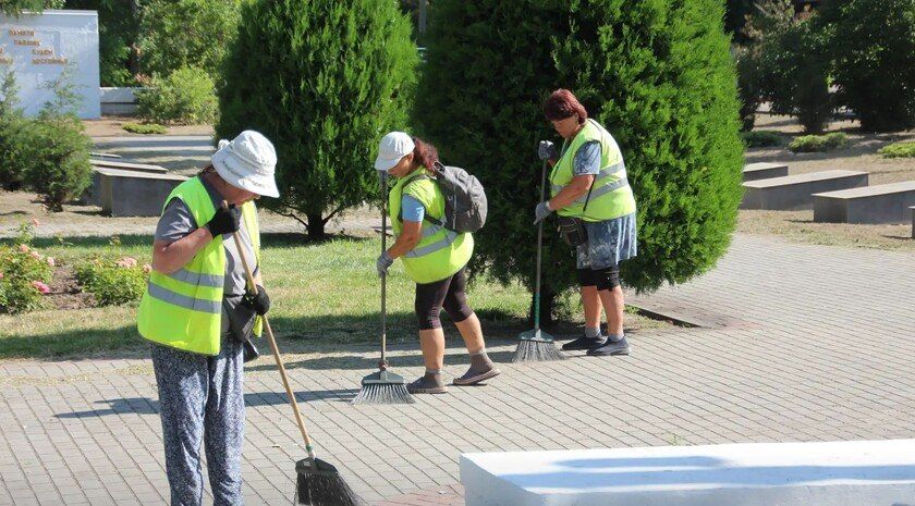 В Мелитополе привели в порядок территорию Братского кладбища В Мелитополе привели в порядок территорию Братского кладбища