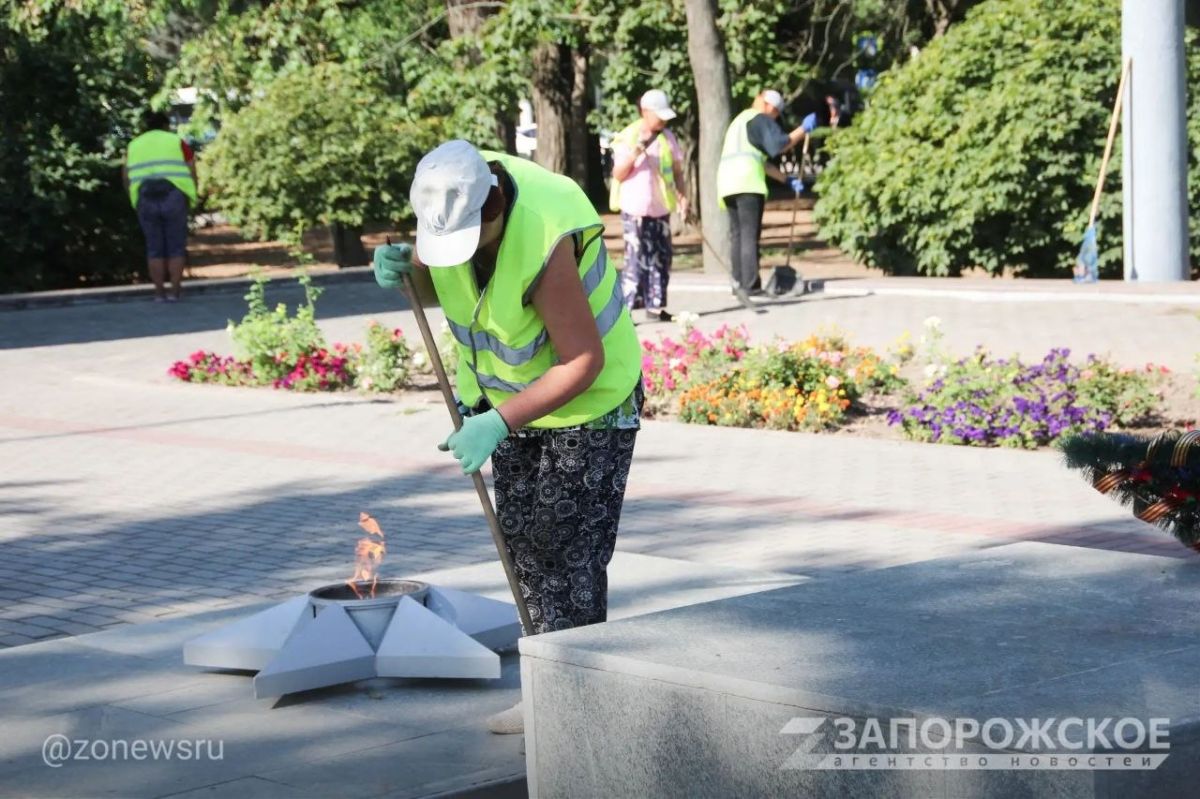 В Мелитополе привели в порядок территорию Братского кладбища В Мелитополе привели в порядок территорию Братского кладбища