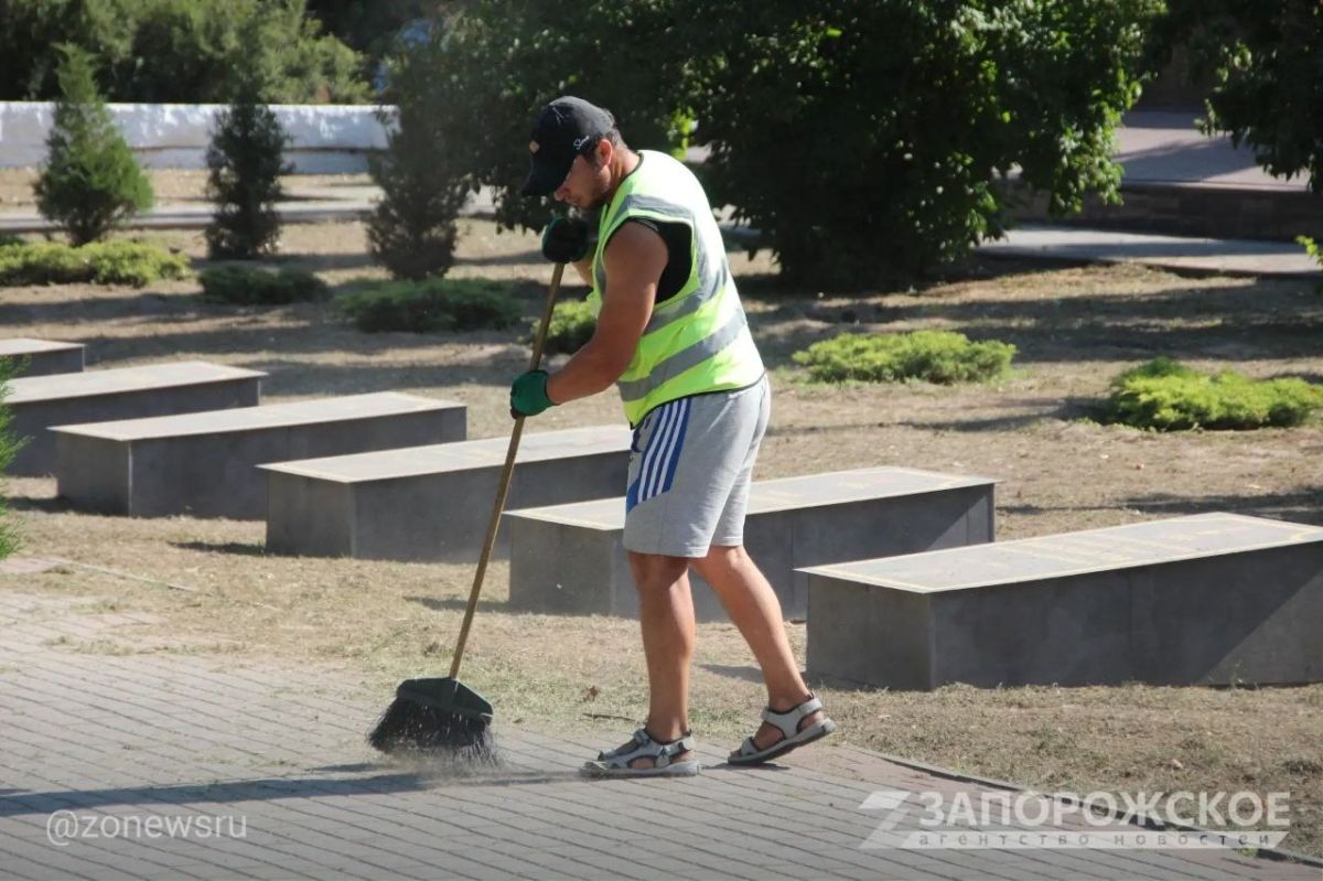В Мелитополе привели в порядок территорию Братского кладбища В Мелитополе привели в порядок территорию Братского кладбища