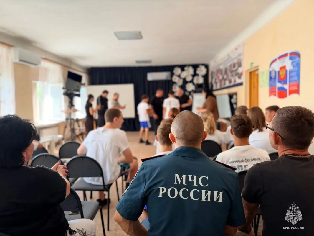 Спортивная форма для новых побед: сотрудники МЧС России поддержали воспитанников Мелитопольского областного центра социально-психологической реабилитации детей Спортивная форма для новых побед: сотрудники МЧС России поддержали воспитанников Мелитопольского областного центра социально-психологической реабилитации детей