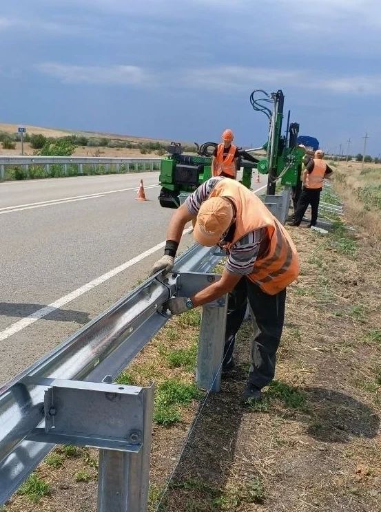 Продолжаем работы по установке и обслуживанию барьерного ограждения на ключевых направлениях региона Продолжаем работы по установке и обслуживанию барьерного ограждения на ключевых направлениях региона