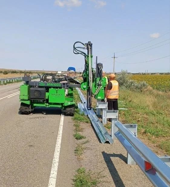 Продолжаем работы по установке и обслуживанию барьерного ограждения на ключевых направлениях региона Продолжаем работы по установке и обслуживанию барьерного ограждения на ключевых направлениях региона