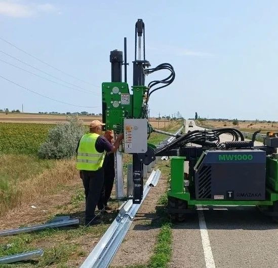 Продолжаем работы по установке и обслуживанию барьерного ограждения на ключевых направлениях региона Продолжаем работы по установке и обслуживанию барьерного ограждения на ключевых направлениях региона