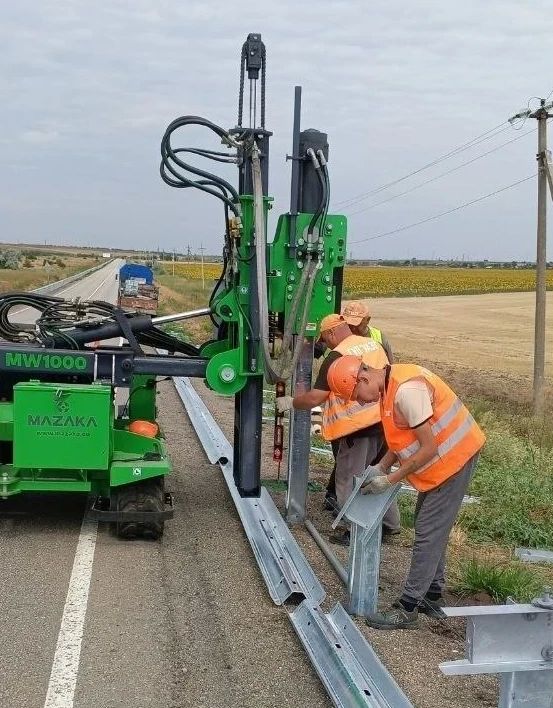 Продолжаем работы по установке и обслуживанию барьерного ограждения на ключевых направлениях региона Продолжаем работы по установке и обслуживанию барьерного ограждения на ключевых направлениях региона