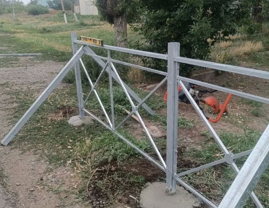 Продолжаем работы по установке и обслуживанию барьерного ограждения на ключевых направлениях региона Продолжаем работы по установке и обслуживанию барьерного ограждения на ключевых направлениях региона