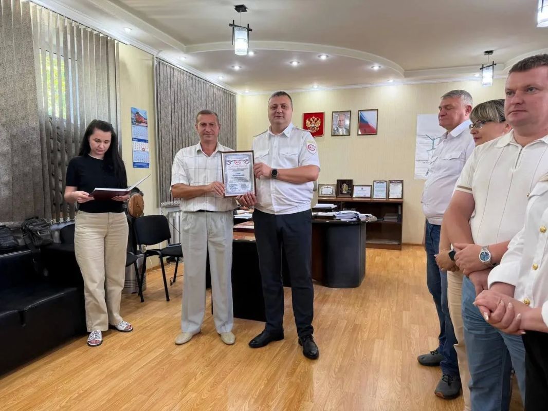 В преддверии Дня железнодорожника начальник Мелитополь-Херсонского филиала ФГУП «Железные дороги Новороссии» Николай Яшный в торжественной обстановке вручил Почетные грамоты и Благодарности сотрудникам предприятия В преддверии Дня железнодорожника начальник Мелитополь-Херсонского филиала ФГУП «Железные дороги Новороссии» Николай Яшный в торжественной обстановке вручил Почетные грамоты и Благодарности сотрудникам предприятия