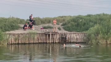 Теплыми летними вечерами озеро Горячка в Мелитополе становится любимым местом притяжения горожан, которые спешат на природу, чтобы отдохнуть от городской суеты у воды
