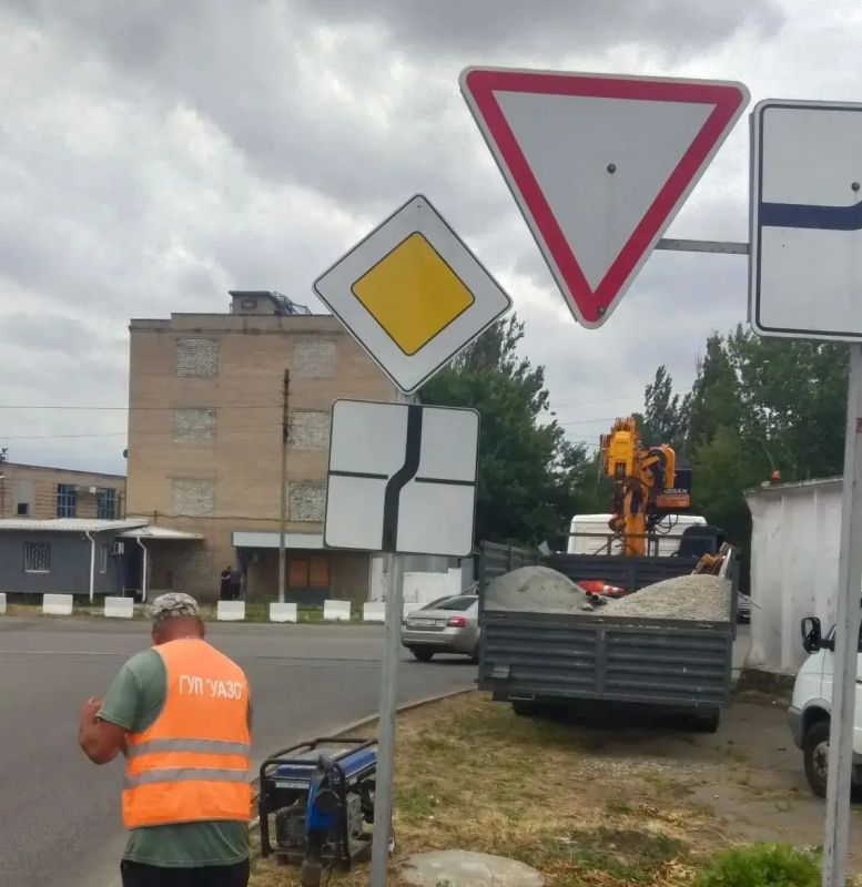 Продолжаем работы по установке и обслуживанию дорожных знаков в регионе Продолжаем работы по установке и обслуживанию дорожных знаков в регионе