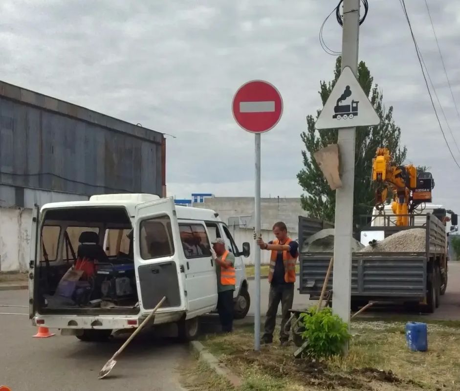 Продолжаем работы по установке и обслуживанию дорожных знаков в регионе Продолжаем работы по установке и обслуживанию дорожных знаков в регионе