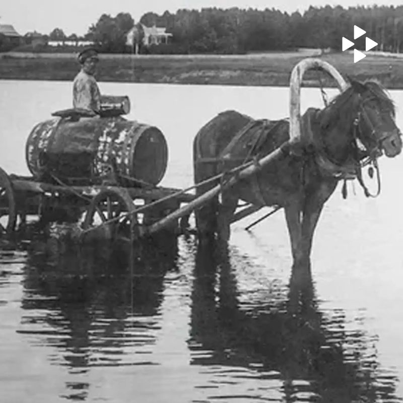 До появления центрального водопровода в российских городах главным источником питьевой воды был водовоз — человек, который ежедневно доставлял чистую воду в дома, трактиры, лавки и общественные учреждения До появления центрального водопровода в российских городах главным источником питьевой воды был водовоз — человек, который ежедневно доставлял чистую воду в дома, трактиры, лавки и общественные учреждения