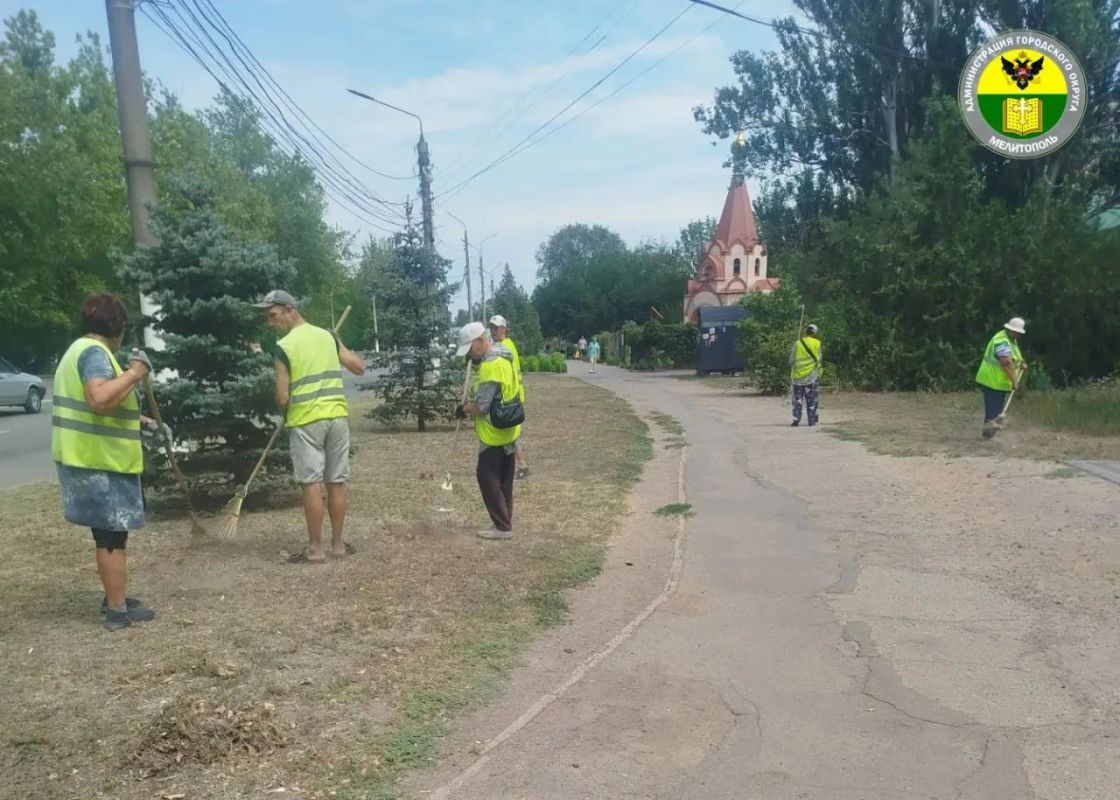 Сотрудники МКУ «Благоустройство» провели субботник на проспекте Богдана Хмельницкого Сотрудники МКУ «Благоустройство» провели субботник на проспекте Богдана Хмельницкого