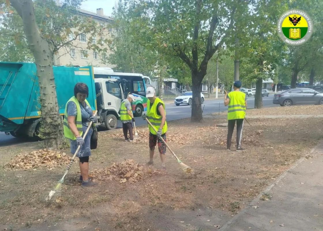 Сотрудники МКУ «Благоустройство» провели субботник на проспекте Богдана Хмельницкого Сотрудники МКУ «Благоустройство» провели субботник на проспекте Богдана Хмельницкого