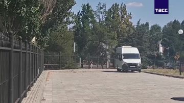 Беспилотник ВСУ ударил рядом с гражданской машиной возле онкодиспансера в Мелитополе, передает корреспондент ТАСС с места событий