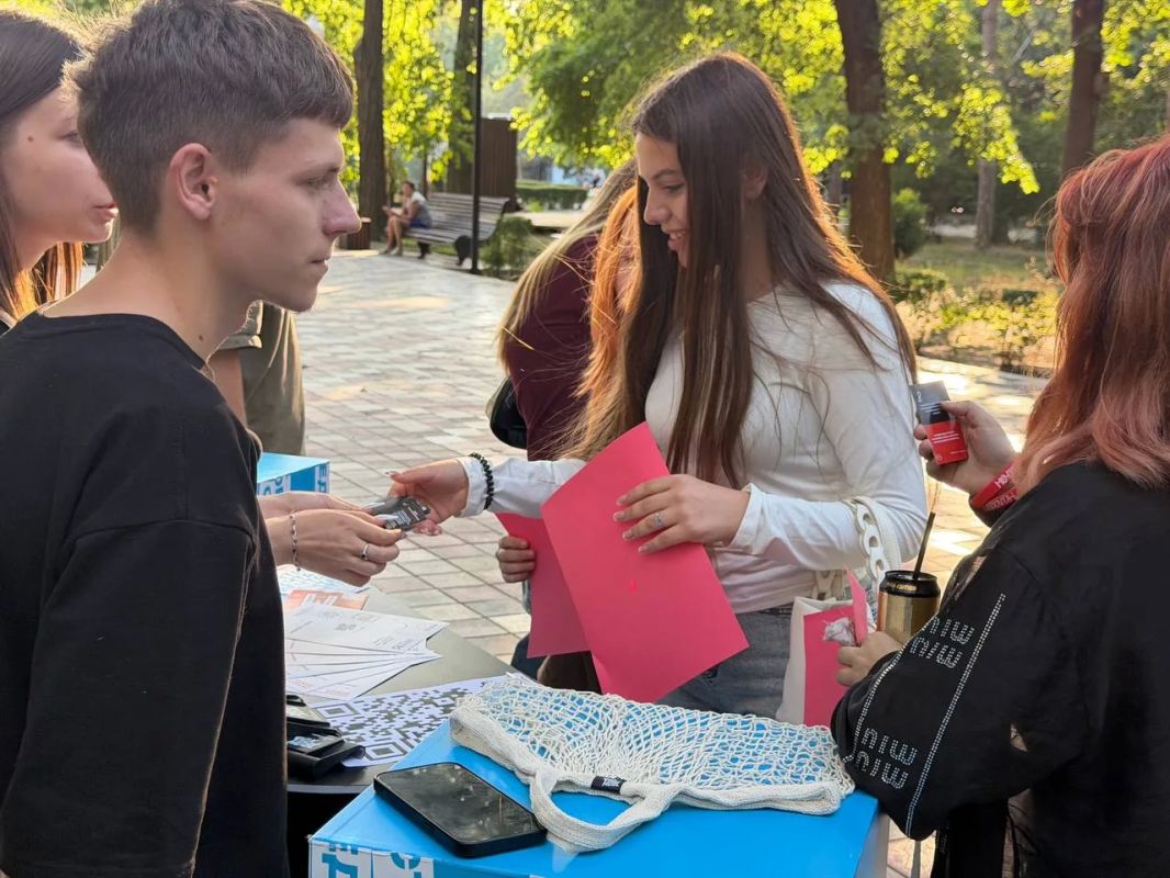 Лето, солнце и фестивальные локации в парке Лето, солнце и фестивальные локации в парке