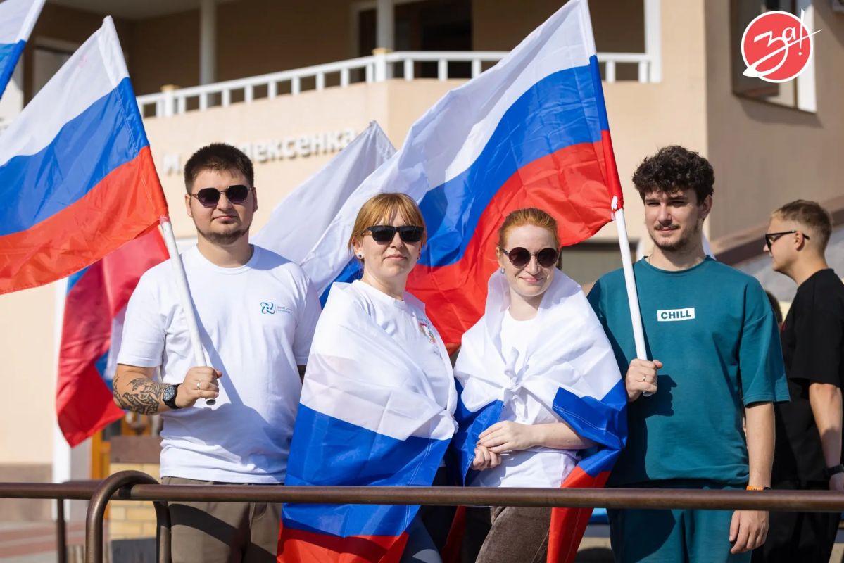 Запорожская область присоединилась к всероссийской акции «Цвета Родины», приуроченной ко Дню Государственного флага Российской Федерации Запорожская область присоединилась к всероссийской акции «Цвета Родины», приуроченной ко Дню Государственного флага Российской Федерации