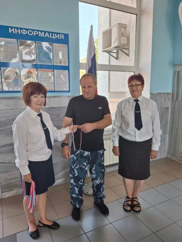 В преддверии празднования Дня Государственного флага Российской Федерации работники вокзала Мелитополь МелитопольХерсонского филиала ФГУП «Железные дороги Новороссии» приняли участие в патриотической акции по раздаче... В преддверии празднования Дня Государственного флага Российской Федерации работники вокзала Мелитополь МелитопольХерсонского филиала ФГУП «Железные дороги Новороссии» приняли участие в патриотической акции по раздаче...