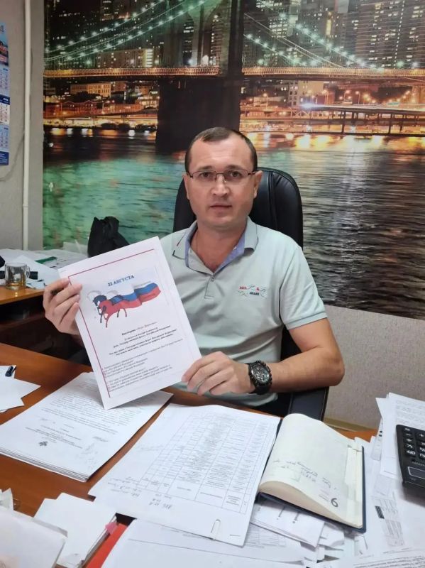 Накануне празднования Дня Государственного флага Российской Федерации в коллективе Мелитопольской дистанции по эксплуатации зданий и сооружений Мелитополь-Херсонского филиала ФГУП «Железные дороги Новороссии» провели... Накануне празднования Дня Государственного флага Российской Федерации в коллективе Мелитопольской дистанции по эксплуатации зданий и сооружений Мелитополь-Херсонского филиала ФГУП «Железные дороги Новороссии» провели...