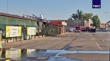 Кадры с места уничтоженного магазина стройматериалов в Мелитополе