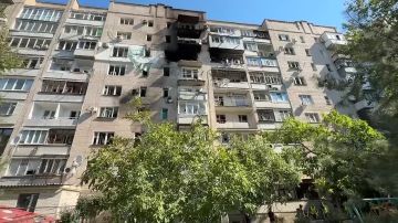 Последствия атаки ВСУ на Мелитополь, в результате которой поврежден многоквартирный жилой дом и здание регионального отделения партии "Единая Россия"
