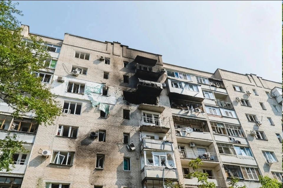 На месте удара по жилому дому в Мелитополе оценивают разрушения в квартирах