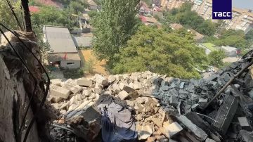 Сотрудники СК РФ обнаружили части иностранного БПЛА самолетного типа на месте удара ВСУ в Мелитополе, сообщили ТАСС в СК России