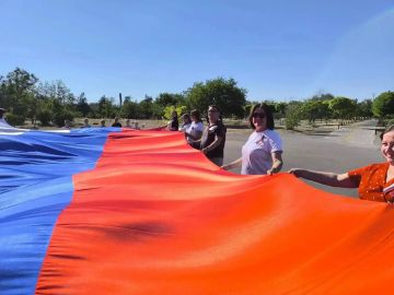 Сотрудники Кадрового центра по пгт Акимовке и Акимовскому району присоединились к торжественному мероприятию ко Дню Государственного флага Российской Федерации, которое объединило руководство администрации округа, работников...