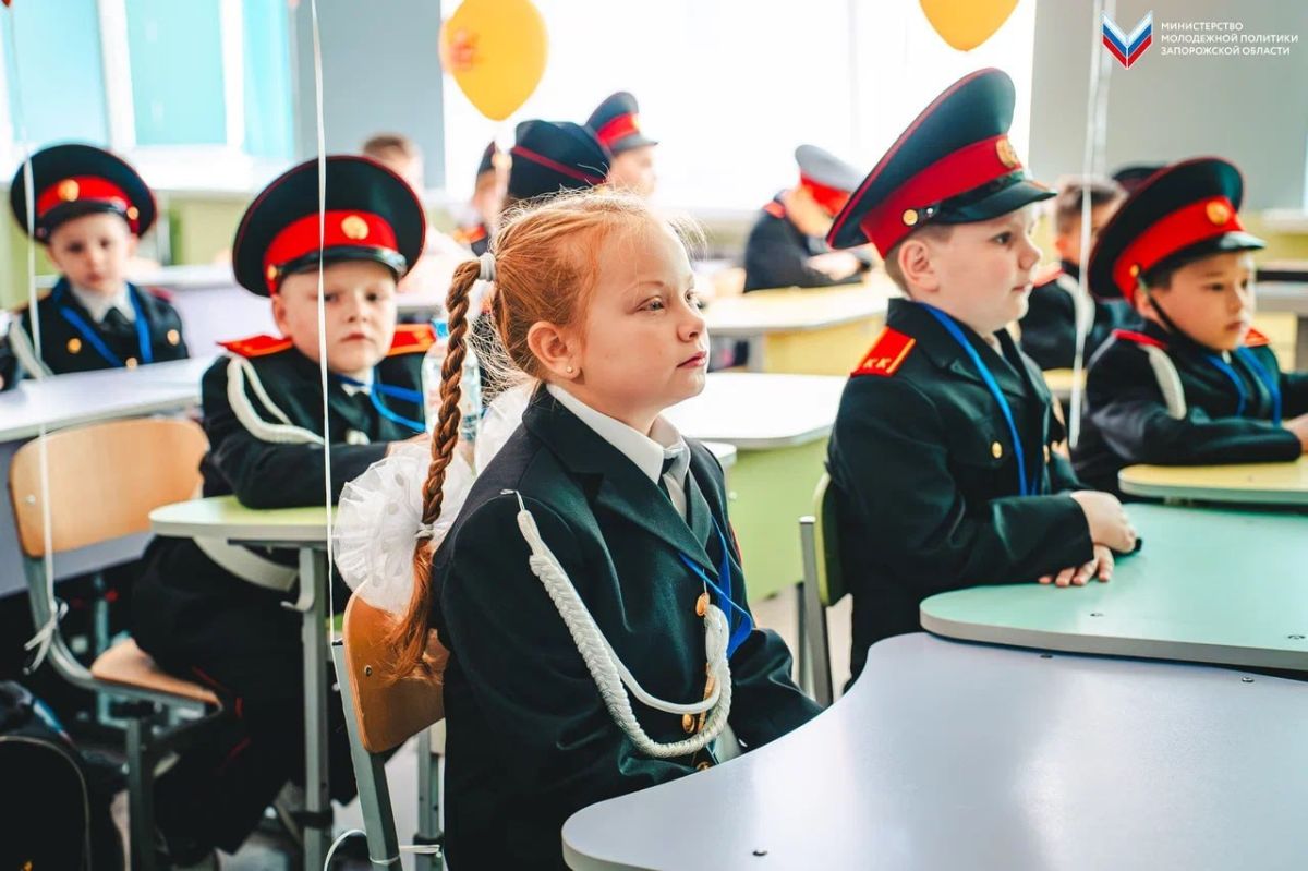 Первый раз в первый класс. В Мелитополе прошла Всероссийская акция «Быть рядом» 1 сентября, в День знаний, ветеран специальной военной операции сопроводил первоклассницу в школу и принял участие в классном часе — пообщался с... Первый раз в первый класс. В Мелитополе прошла Всероссийская акция «Быть рядом» 1 сентября, в День знаний, ветеран специальной военной операции сопроводил первоклассницу в школу и принял участие в классном часе — пообщался с...