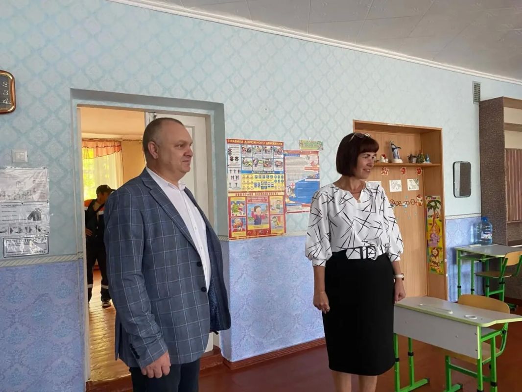 Глава Мелитопольского муниципального округа встретился с учениками и педагогами Новгородковской школы Глава Мелитопольского муниципального округа встретился с учениками и педагогами Новгородковской школы