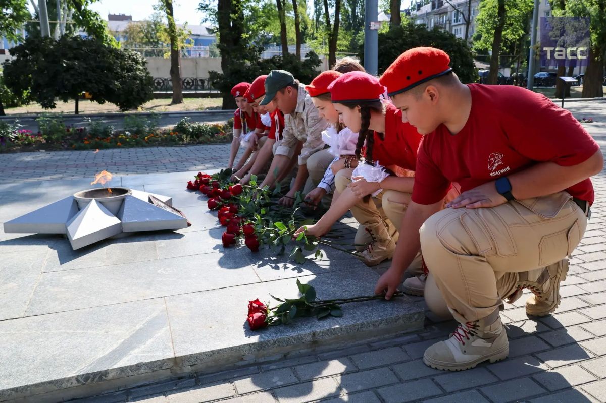 Молодежь Запорожской области возложила цветы к мемориалу "Братское кладбище" в Мелитополе в память о жертвах терроризма Молодежь Запорожской области возложила цветы к мемориалу "Братское кладбище" в Мелитополе в память о жертвах терроризма