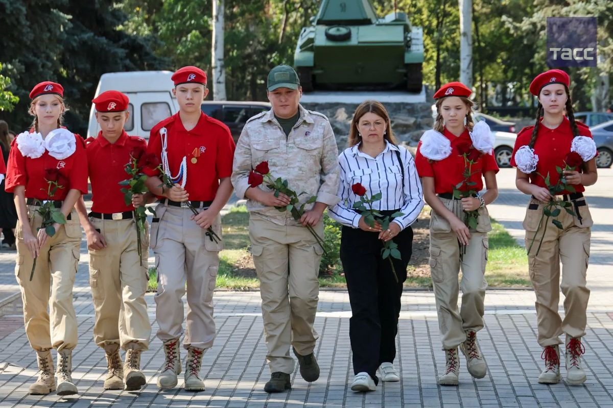 Молодежь Запорожской области возложила цветы к мемориалу "Братское кладбище" в Мелитополе в память о жертвах терроризма Молодежь Запорожской области возложила цветы к мемориалу "Братское кладбище" в Мелитополе в память о жертвах терроризма