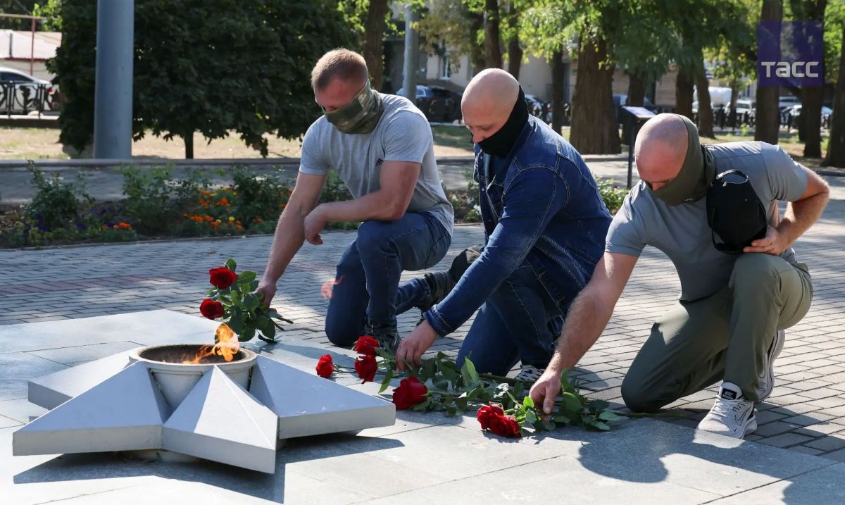 Молодежь Запорожской области возложила цветы к мемориалу "Братское кладбище" в Мелитополе в память о жертвах терроризма Молодежь Запорожской области возложила цветы к мемориалу "Братское кладбище" в Мелитополе в память о жертвах терроризма
