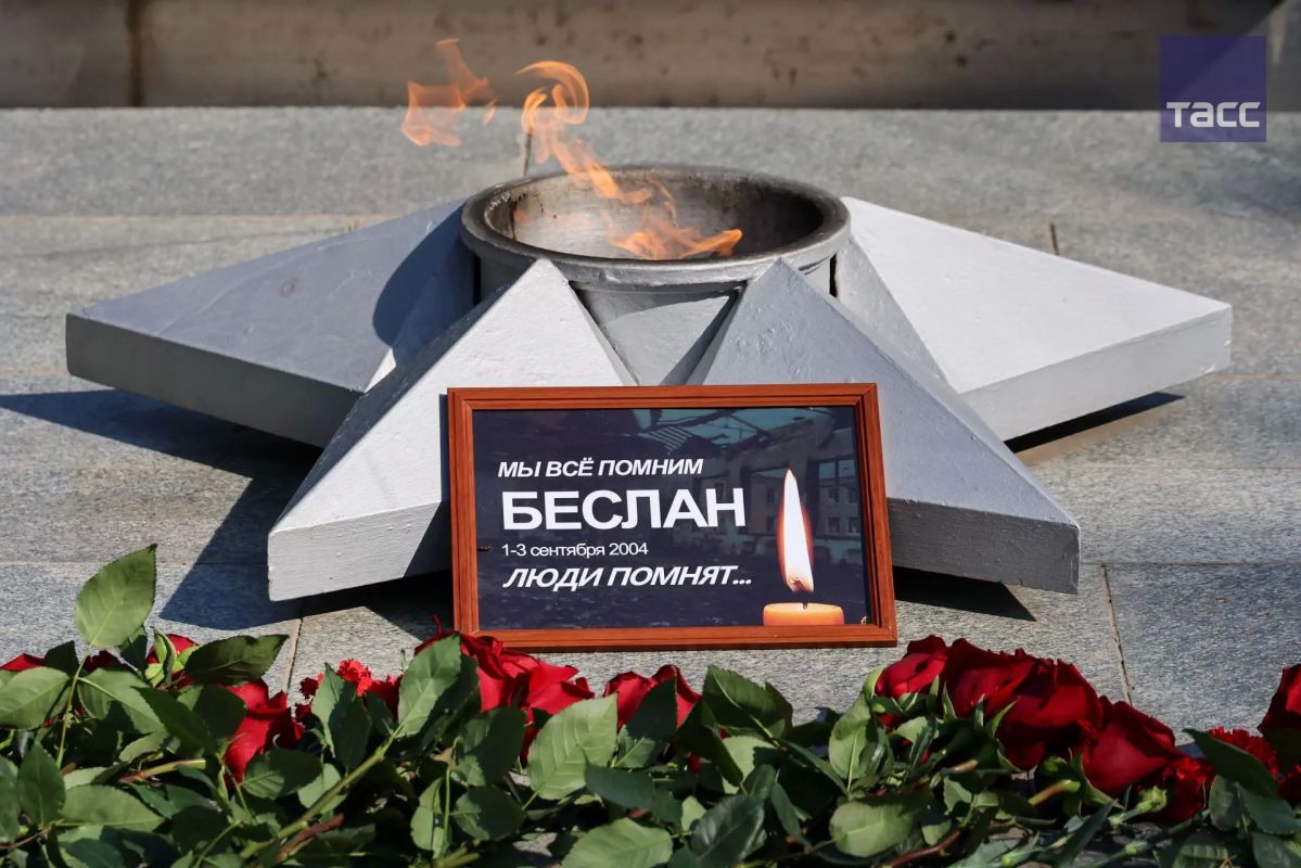 Молодежь Запорожской области возложила цветы к мемориалу "Братское кладбище" в Мелитополе в память о жертвах терроризма Молодежь Запорожской области возложила цветы к мемориалу "Братское кладбище" в Мелитополе в память о жертвах терроризма