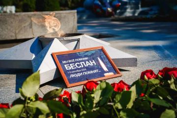Виктор Емельяненко: В День солидарности в борьбе с терроризмом парламентарии Запорожской области совместно с представителями Министерства по молодежной политике региона и МелГУ провели ряд памятных мероприятий в Мелитополе