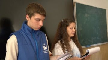 Волонтеры Победы провели урок памяти для школьников Мелитополя